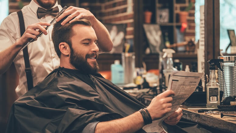 Jak fryzurą możemy ukryć męskie mankamenty w każdym wieku? Sposoby na wypadające włosy