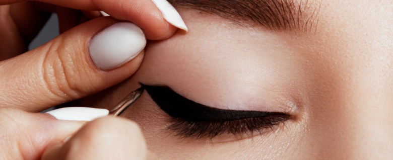 Makijaż z wybiegów: czarne kocie oko z kropkami