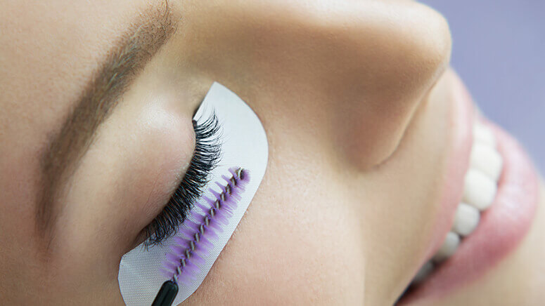 Jak prawidłowo używać odżywki, aby zagęścić i przedłużyć rzęsy