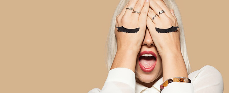 Zniszczone rzęsy po przedłużaniu: czy sztuczne rzęsy niszczą naturalne?